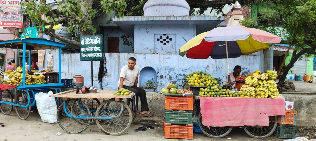 कुत्ते की कब्र पर लगा नो वेंडिंग जोन का बोर्ड और पास ही लगी ठेली