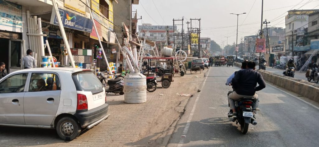 अतिक्रमण की चपेट में शहर, आधी सड़क तक दुकान का सामान फैला रहे व्यापारी