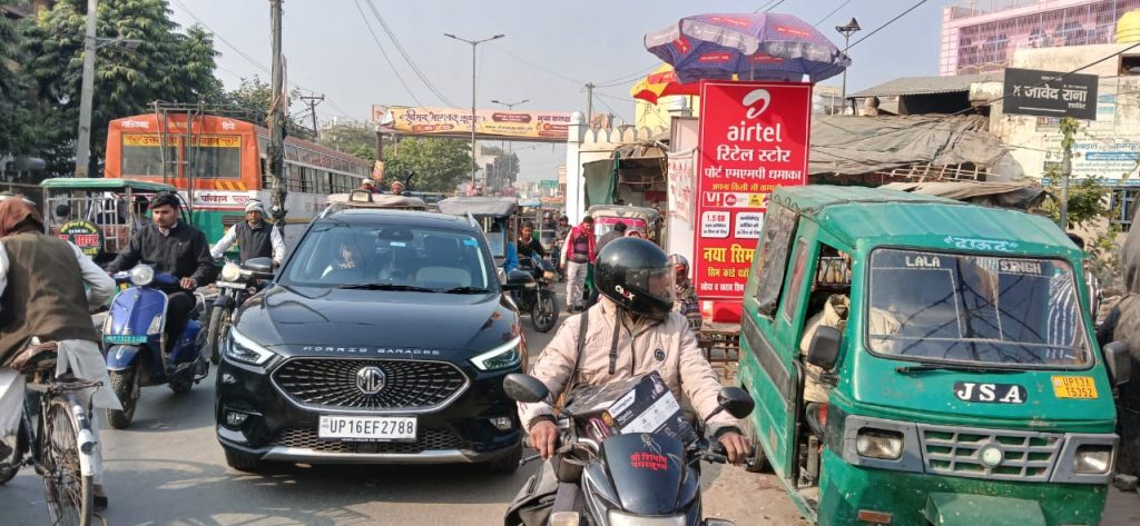 जी टी रोड पर बिगड़ रही यातायात व्यवस्था