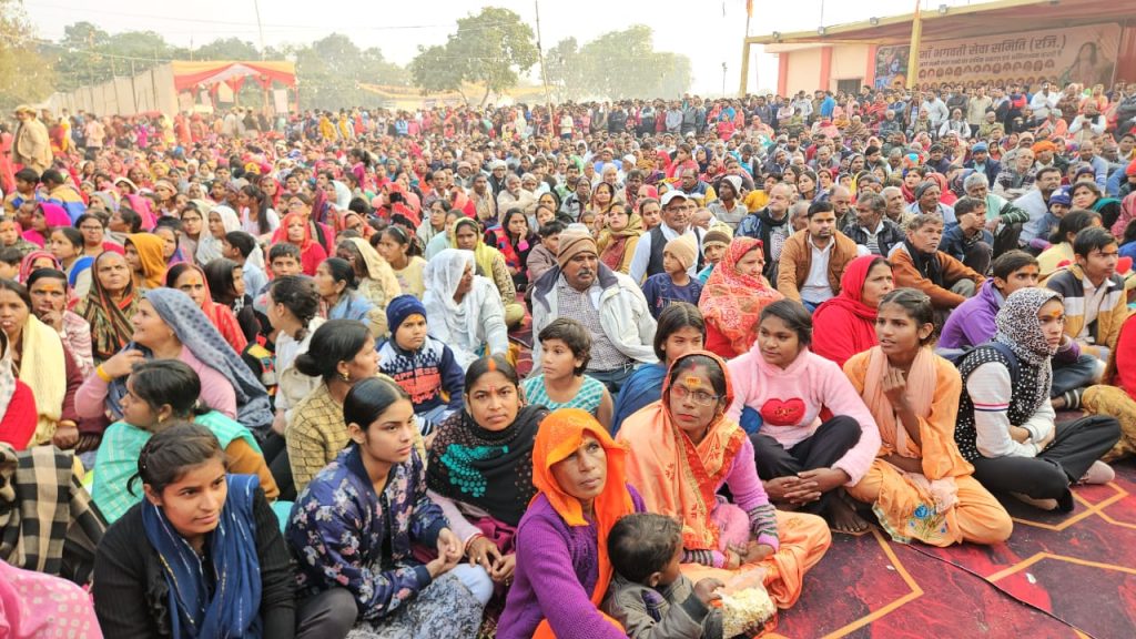 सिकंदराबाद में कथा कहते अनिरुद्ध आचार्य और मौजूद श्रद्धालु