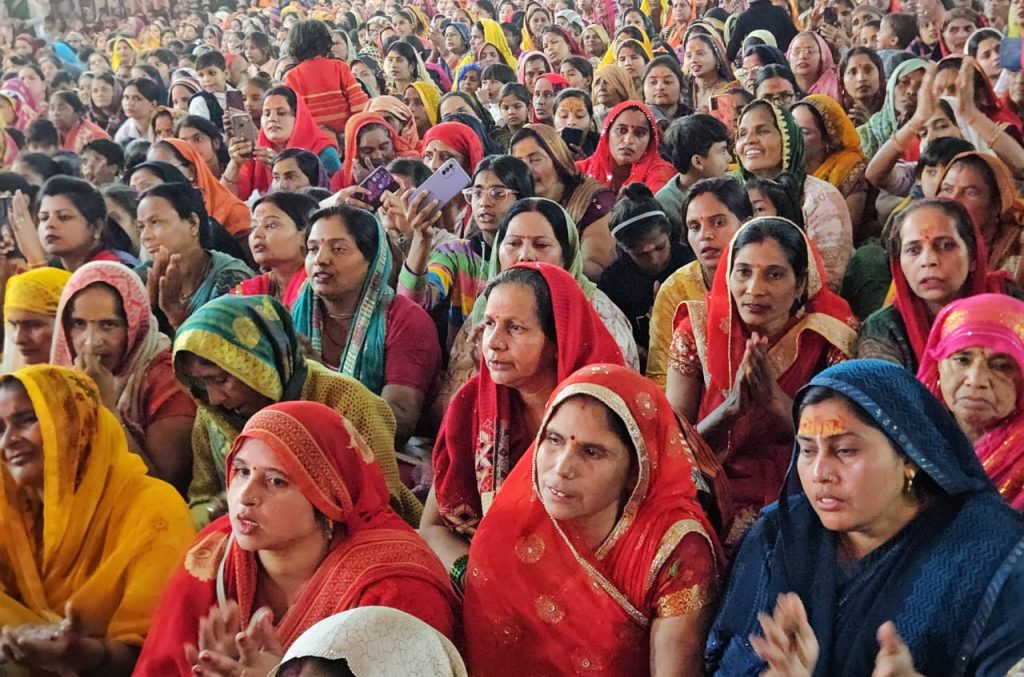 सिकंदराबाद में कथा कहते अनिरुद्ध आचार्य और मौजूद श्रद्धालु