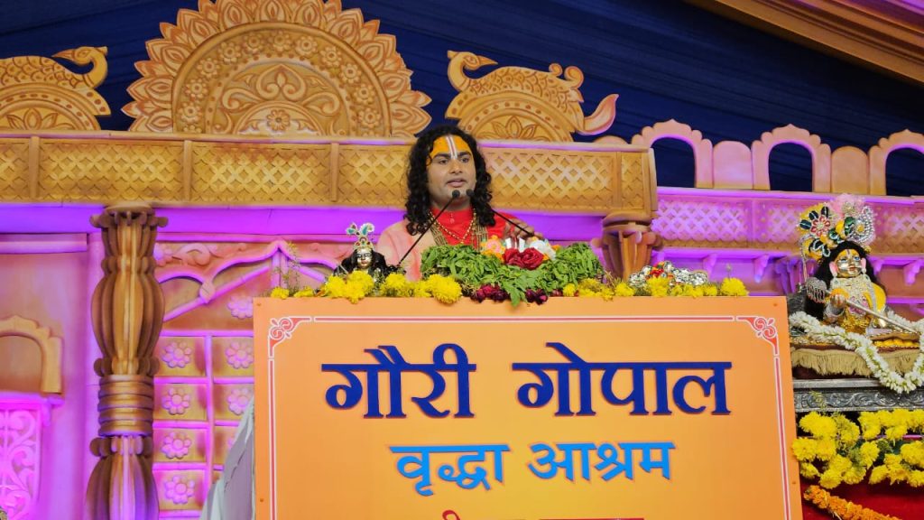 सिकंदराबाद में कथा कहते अनिरुद्ध आचार्य और मौजूद श्रद्धालु