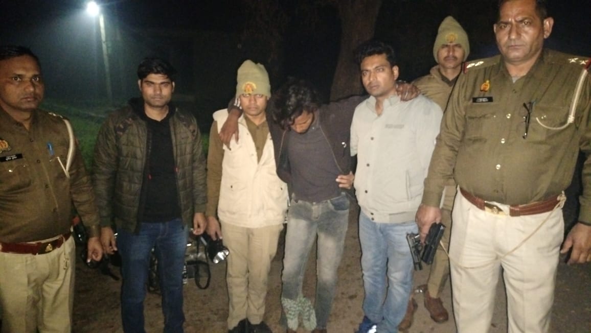अरनिया पुलिस की संदीप नाम के लुटेरे बदमाश से मुठभेड़