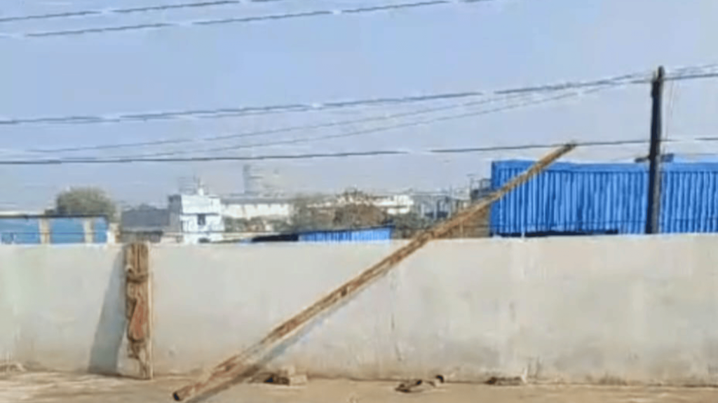 हाईटेंशन लाइन की चपेट में आने से मजदूर की मौत; साथी झुलसा,बंद पड़ी फैक्ट्री में सफाई के दौरान हादसा