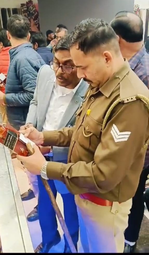 बुलंदशहर: खुर्जा में शादी समारोह में अवैध शराब परोसे जाने का मामला,दो गिरफ्तार