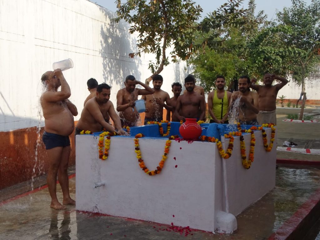 बुलंदशहर जेल में बंदियों ने किया संगम जल से पवित्र स्नान