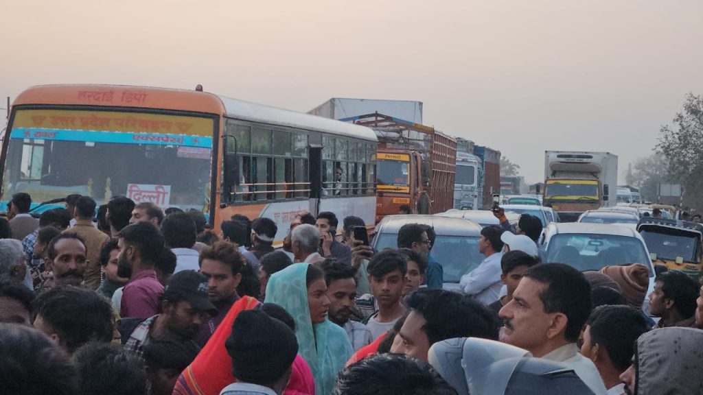 तेज रफ्तार कार की टक्कर से बाइक सवार की मौत, गुस्साए ग्रामीणों ने किया हाईवे जाम