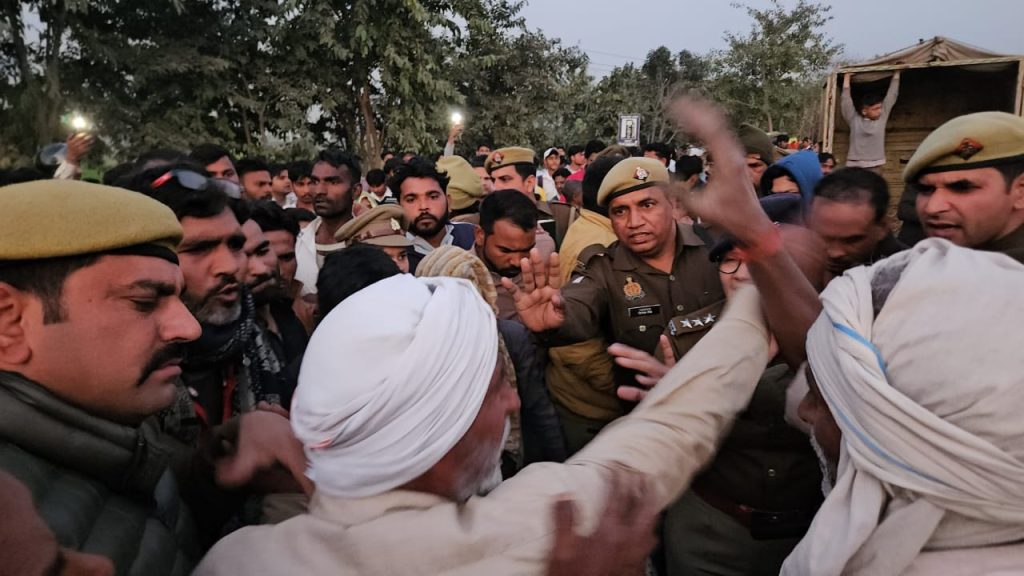 तेज रफ्तार कार की टक्कर से बाइक सवार की मौत, गुस्साए ग्रामीणों ने किया हाईवे जाम