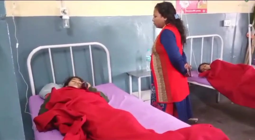 बुलंदशहर में फूड पॉइजनिंग से दो दर्जन छात्राएं बीमार, नवोदय विद्यालय की छात्राओं की हालत बिगड़ी