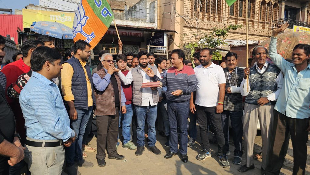 सिकंदराबाद: दिल्ली में भाजपा की सरकार बनने पर सिकंदराबाद दनकौर तिराहे पर मनाया जश्न 
