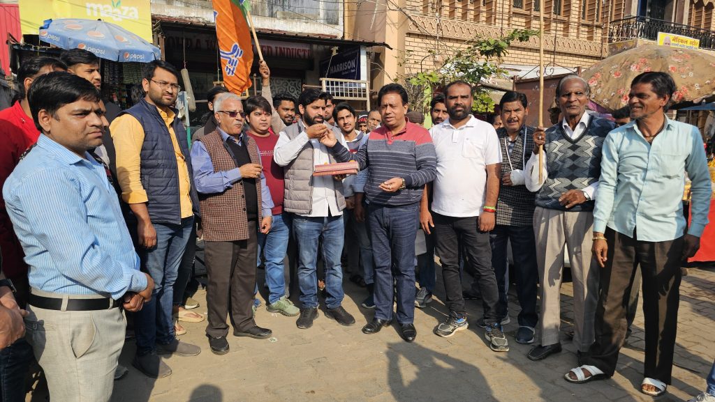 सिकंदराबाद: दिल्ली में भाजपा की सरकार बनने पर सिकंदराबाद दनकौर तिराहे पर मनाया जश्न 
