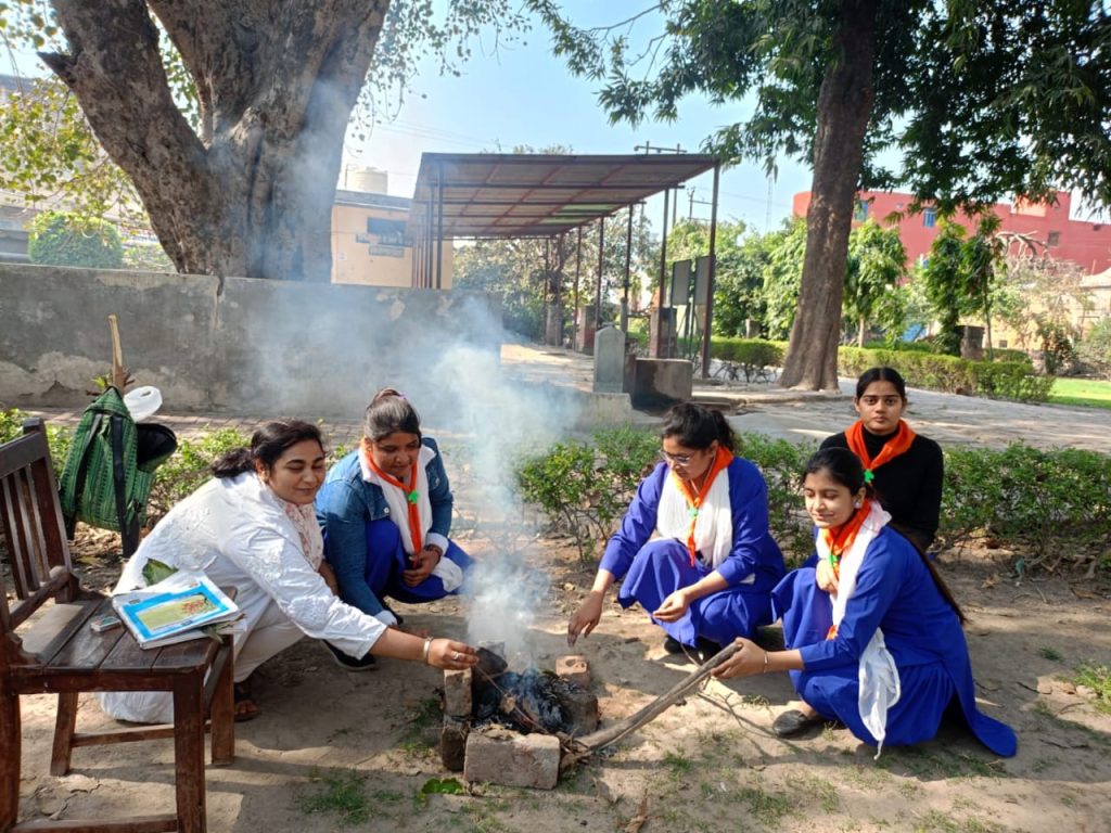 आत्मनिर्भरता का सबक: जे एस पी जी कॉलेज में स्काउट गाइड शिविर के तीसरे दिन छात्रों को आत्मनिर्भर बनने के गुर सिखाए गए