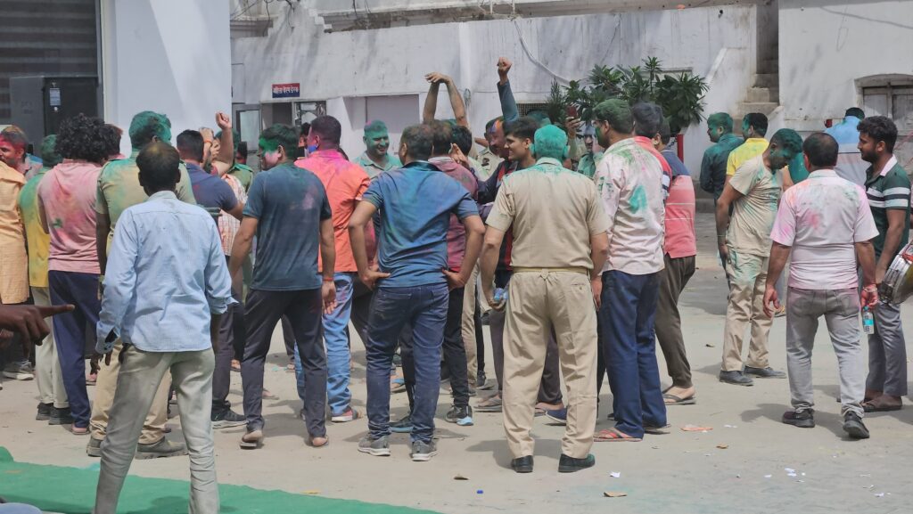 सिकंदराबाद कोतवाली में पुलिस ने धूमधाम से मनाई होली,डीजे की धुन पर झूमे पुलिसकर्मी