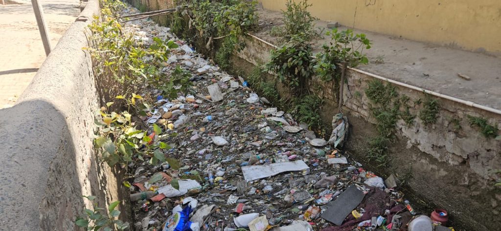 पॉलिथीन से नाला चोक, नहीं हो रही जल निकासी