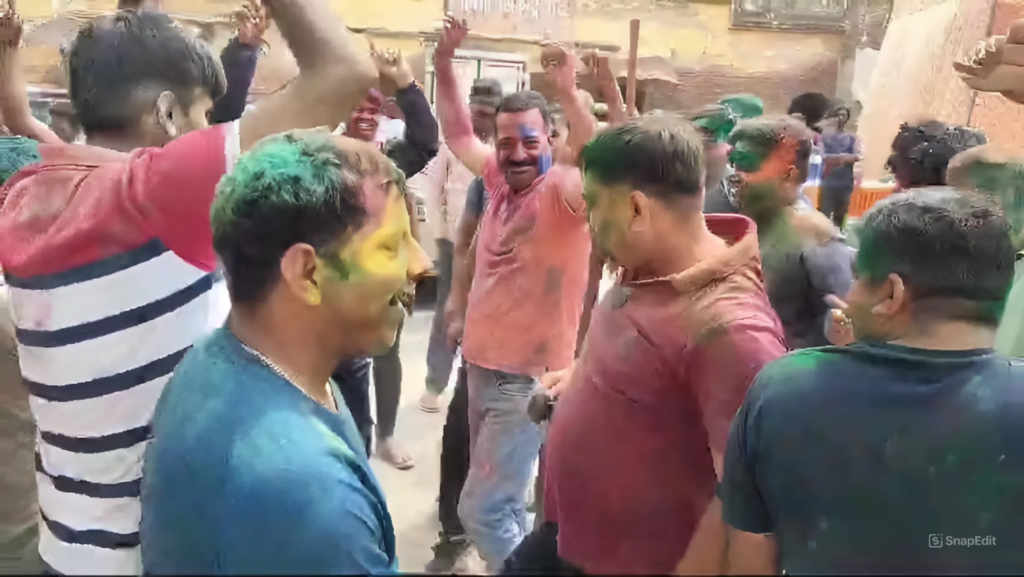 सिकंदराबाद कोतवाली में पुलिस ने धूमधाम से मनाई होली,डीजे की धुन पर झूमे पुलिसकर्मी