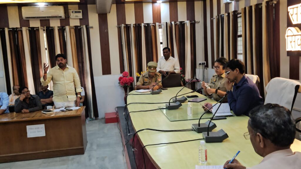 तहसील सभागार में नगर के व्यापारीगण एवं अधिकारीगण – समस्याओं पर गंभीर चर्चा करते हुए