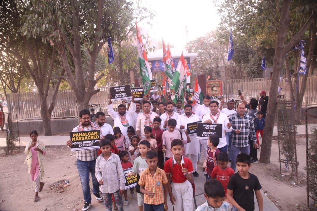 पहलगाम आतंकी हमले के विरोध में गौतमबुद्धनगर युवा कांग्रेस ने निकाला कैंडल मार्च, की सख्त कार्रवाई की मांग