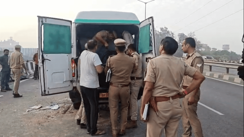 सिकंदराबाद: फ्लाईओवर पर भीषण सड़क हादसा: इको कार सवार तीन युवकों की दर्दनाक मौत, दो गंभीर घायल