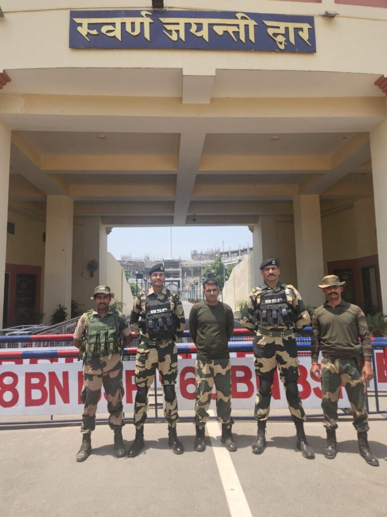 20 दिन बाद वतन लौटे BSF जवान पूर्णम कुमार शॉ, पाकिस्तान ने अटारी बॉर्डर पर सौंपा भारत को