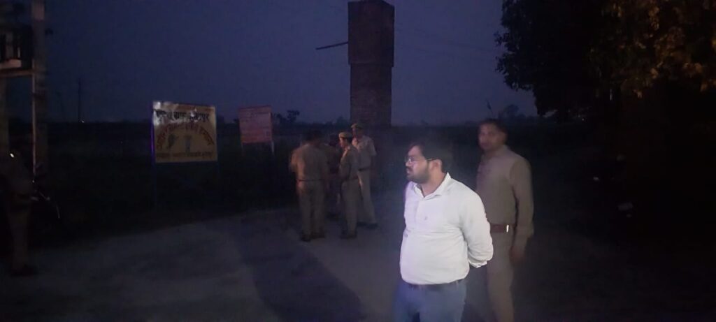 बोर्ड को लेकर दो समुदायों में टकराव, गांव में तनाव