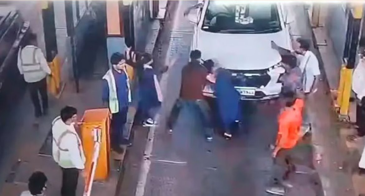 ग्रेटर नोएडा के लुहारली टोल प्लाजा पर किसानों और टोल स्टाफ के बीच हुआ टकराव, महिला कर्मचारी से बदसलूकी का वीडियो सोशल मीडिया पर हुआ वायरल। पुलिस ने कार्रवाई करते हुए अब तक 11 लोगों को किया गिरफ्तार।