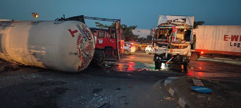 बुलंदशहर जनपद में शुक्रवार सुबह एक बड़ा सड़क हादसा हो गया। देहात कोतवाली क्षेत्र के अंतर्गत ब्रह्मानंद के पास गाज़ियाबाद से अलीगढ़ की ओर जा रहा इण्डेन गैस से भरा टैंकर एक सामने से आ रहे ट्रक से टकरा गया। टक्कर इतनी जबरदस्त थी कि टैंकर सड़क पर पलट गया। टैंकर से गैस और पेट्रोल सड़क पर फैल गया। पेट्रोल के संपर्क में आते ही आग लग गई, जिससे पास खड़ा एक और ट्रक भी आग की चपेट में आ गया। इस हादसे में दो लोग गंभीर रूप से झुलस गए, जिन्हें आनन-फानन में नजदीकी जिला अस्पताल में भर्ती कराया गया। डॉक्टरों के अनुसार उनकी हालत नाजुक बनी हुई है। घटना की सूचना मिलते ही पुलिस और दमकल विभाग की टीम मौके पर पहुंची और काफी मशक्कत के बाद आग पर काबू पाया। एहतियात के तौर पर पूरे इलाके को खाली कराया गया और सड़क पर यातायात पूरी तरह बंद कर दिया गया। इससे हाईवे पर लंबा जाम लग गया। फिलहाल पुलिस ने घटनास्थल को सील कर दिया है और हादसे के कारणों की जांच शुरू कर दी गई है।