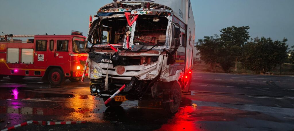 बुलंदशहर जनपद में शुक्रवार सुबह एक बड़ा सड़क हादसा हो गया। देहात कोतवाली क्षेत्र के अंतर्गत ब्रह्मानंद के पास गाज़ियाबाद से अलीगढ़ की ओर जा रहा इण्डेन गैस से भरा टैंकर एक सामने से आ रहे ट्रक से टकरा गया। टक्कर इतनी जबरदस्त थी कि टैंकर सड़क पर पलट गया। टैंकर से गैस और पेट्रोल सड़क पर फैल गया। पेट्रोल के संपर्क में आते ही आग लग गई, जिससे पास खड़ा एक और ट्रक भी आग की चपेट में आ गया। इस हादसे में दो लोग गंभीर रूप से झुलस गए, जिन्हें आनन-फानन में नजदीकी जिला अस्पताल में भर्ती कराया गया। डॉक्टरों के अनुसार उनकी हालत नाजुक बनी हुई है। घटना की सूचना मिलते ही पुलिस और दमकल विभाग की टीम मौके पर पहुंची और काफी मशक्कत के बाद आग पर काबू पाया। एहतियात के तौर पर पूरे इलाके को खाली कराया गया और सड़क पर यातायात पूरी तरह बंद कर दिया गया। इससे हाईवे पर लंबा जाम लग गया। फिलहाल पुलिस ने घटनास्थल को सील कर दिया है और हादसे के कारणों की जांच शुरू कर दी गई है।