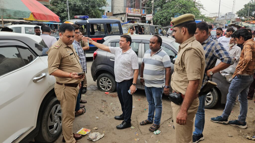 कार से रुपयों से भरा बैग लेकर फरार हुए युवक, पुलिस जांच में जुटी