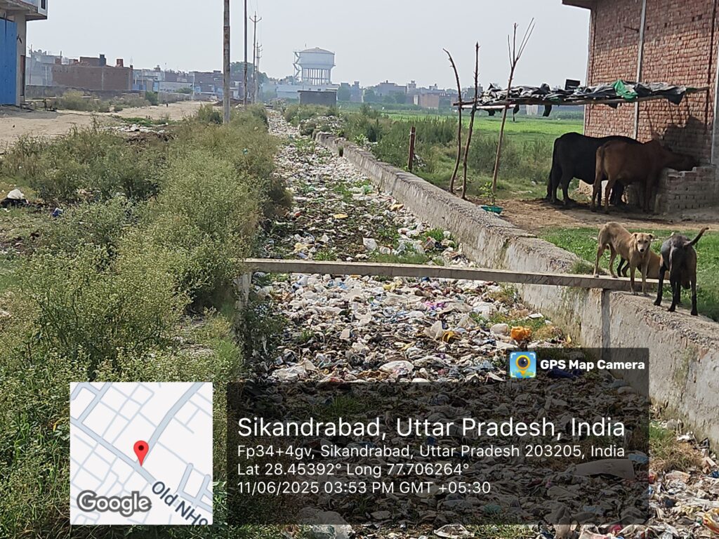 सिकंदराबाद (ब्यूरो):
स्वच्छ भारत अभियान के तहत नगर को स्वच्छ और सुंदर बनाने के तमाम सरकारी दावे सिकंदराबाद के सिरोधन रोड स्थित आर्शीवाद मैरिज होम के पास दम तोड़ते नजर आ रहे हैं। यहां का नाला कूड़े और गंदगी से अटा पड़ा है, जिससे उठती दुर्गंध और फैलती गंदगी ने नागरिकों का जीना दुश्वार कर दिया है।