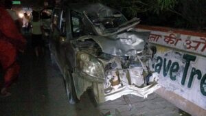 कार ने बाइक सवारों को मारी जोरदार टक्कर, एक युवक की मौत, दूसरा गंभीर घायल