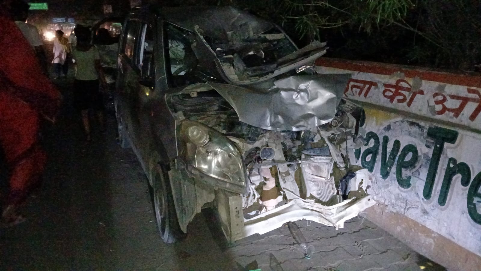 कार ने बाइक सवारों को मारी जोरदार टक्कर, एक युवक की मौत, दूसरा गंभीर घायल