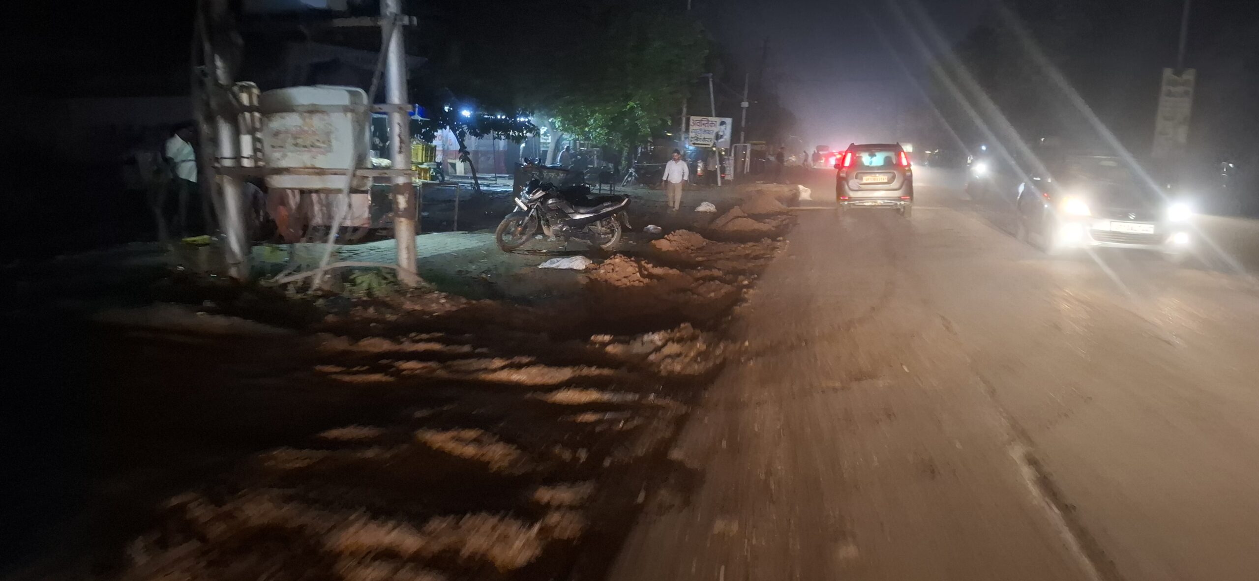 सिकंदराबाद में सड़क चौड़ीकरण बना मुसीबत, अधूरा कार्य बना जनता और व्यापारियों की परेशानी का सबब