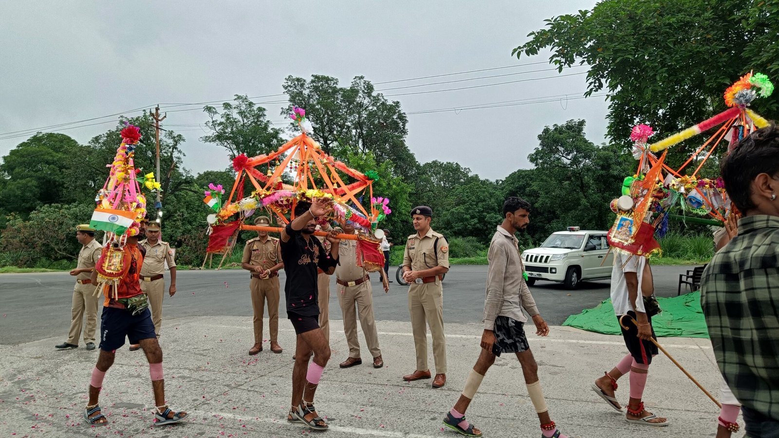 कांवड़ियों पर पुलिस की सेवा और श्रद्धा की मिसाल,101 किलो गुलाब के फूलों से पुष्पवर्षा