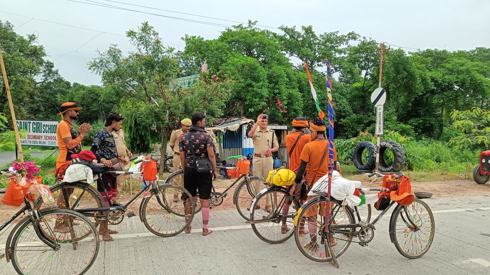कांवड़ियों पर पुलिस की सेवा और श्रद्धा की मिसाल,101 किलो गुलाब के फूलों से पुष्पवर्षा