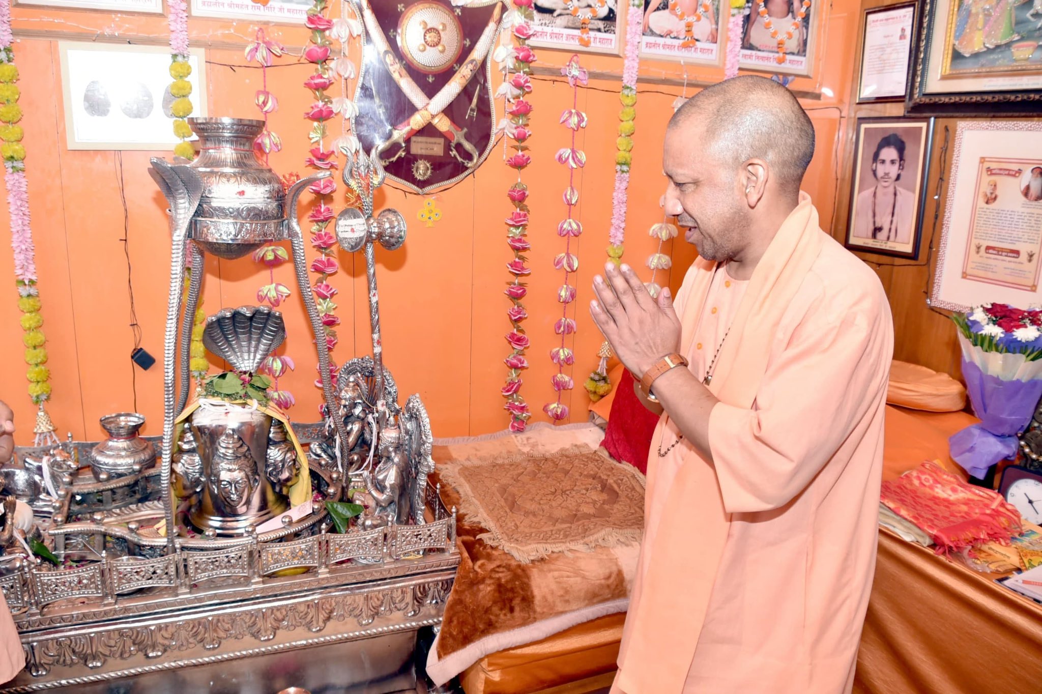 कांवड़ियों पर योगी आदित्यनाथ ने की पुष्प वर्षा, बोले - आस्था का अभिनंदन जरूरी