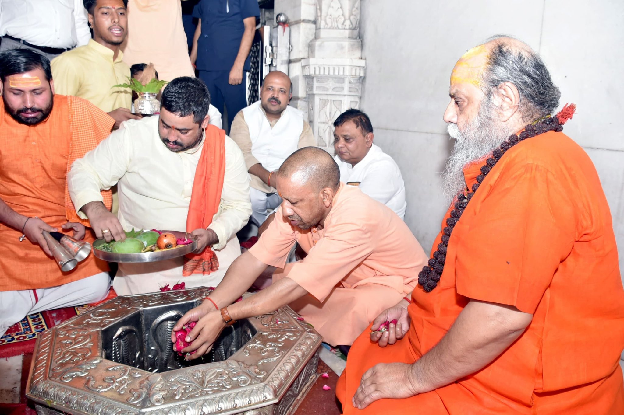 कांवड़ियों पर योगी आदित्यनाथ ने की पुष्प वर्षा, बोले - आस्था का अभिनंदन जरूरी