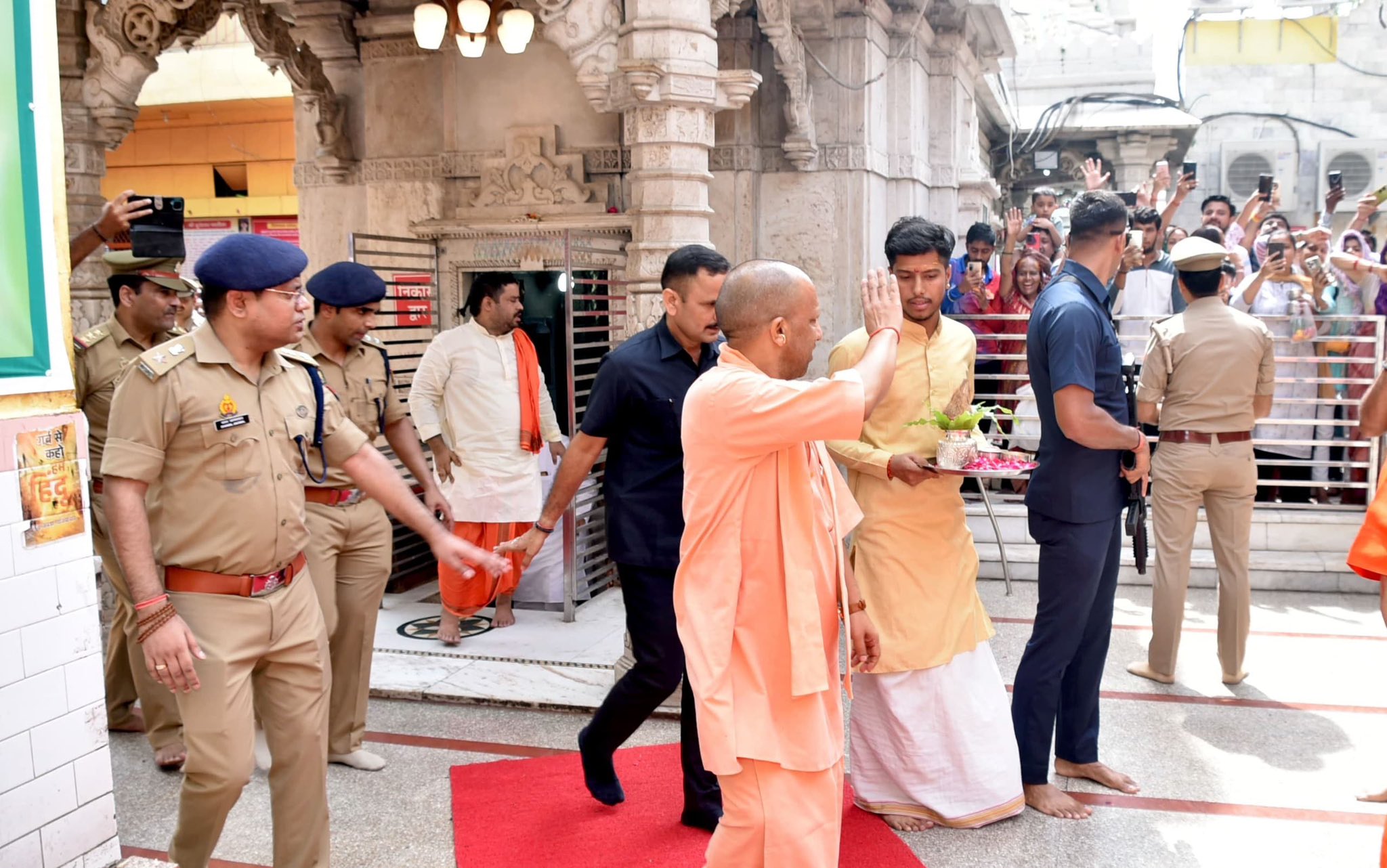 कांवड़ियों पर योगी आदित्यनाथ ने की पुष्प वर्षा, बोले - आस्था का अभिनंदन जरूरी