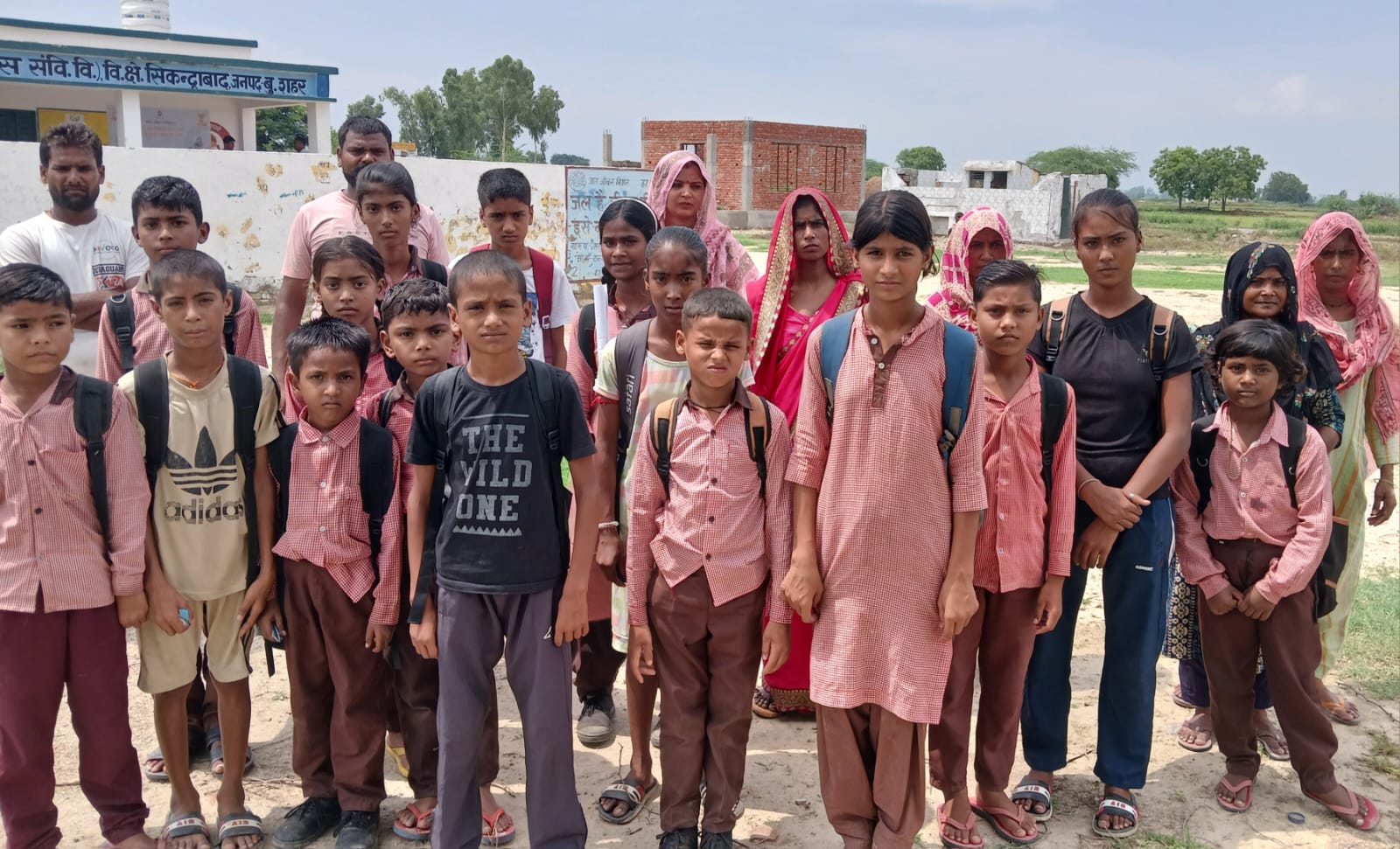 विद्यालय में अव्यवस्थाओं को लेकर अभिभावकों का प्रदर्शन, टायलेट की सीटें गंदगी से अटी पड़ीं