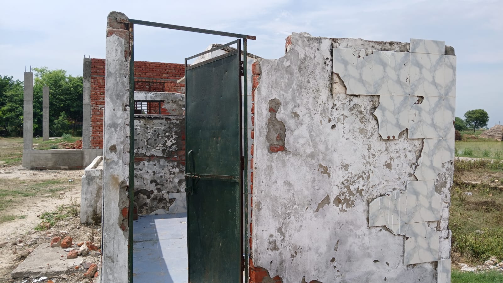 विद्यालय में अव्यवस्थाओं को लेकर अभिभावकों का प्रदर्शन, टायलेट की सीटें गंदगी से अटी पड़ीं