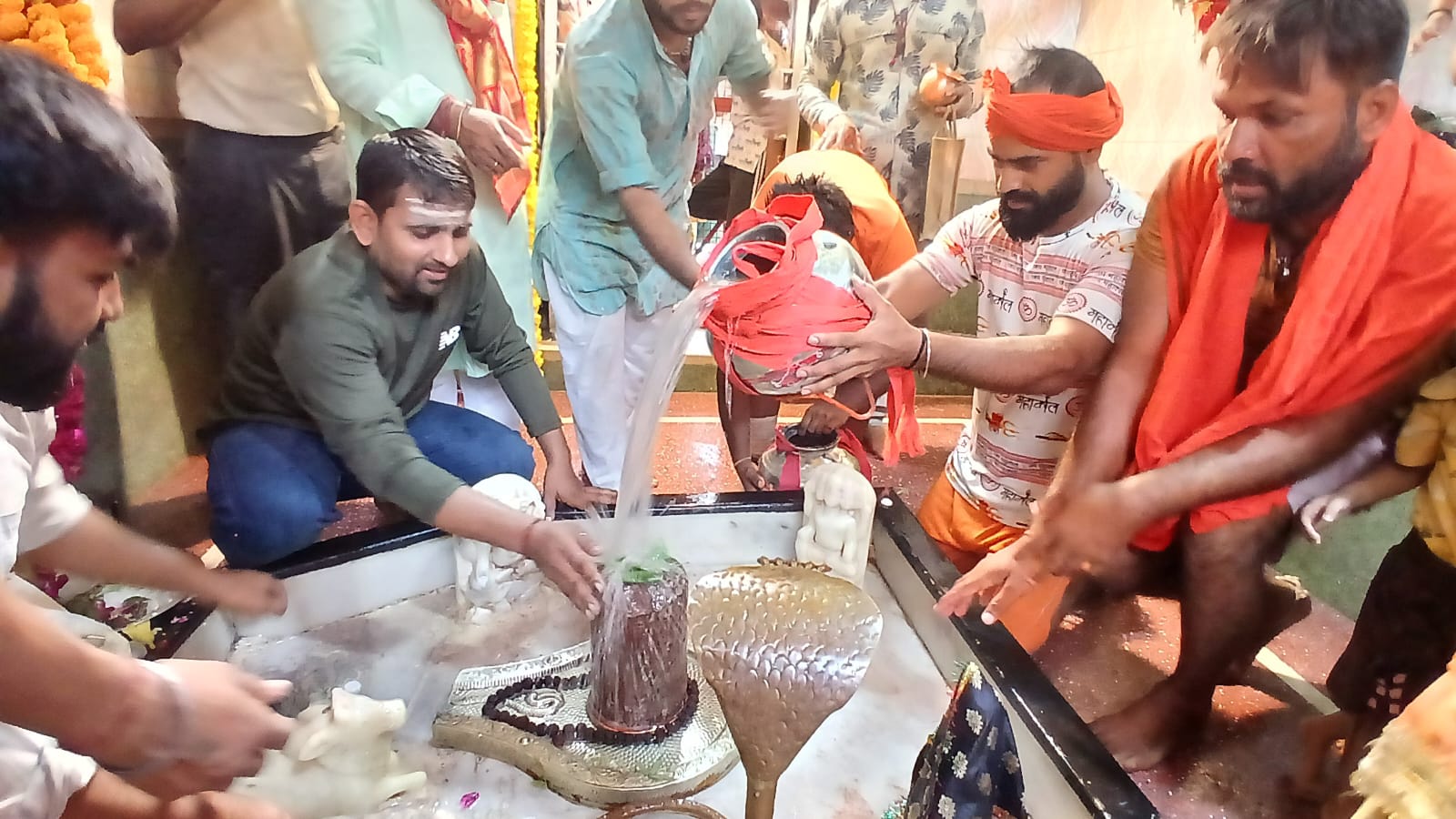 सिकंदराबाद: झारखंडेश्वर महादेव मंदिर पर कांवड़ियों ने किया जलाभिषेक, गूंज उठा "हर हर महादेव"