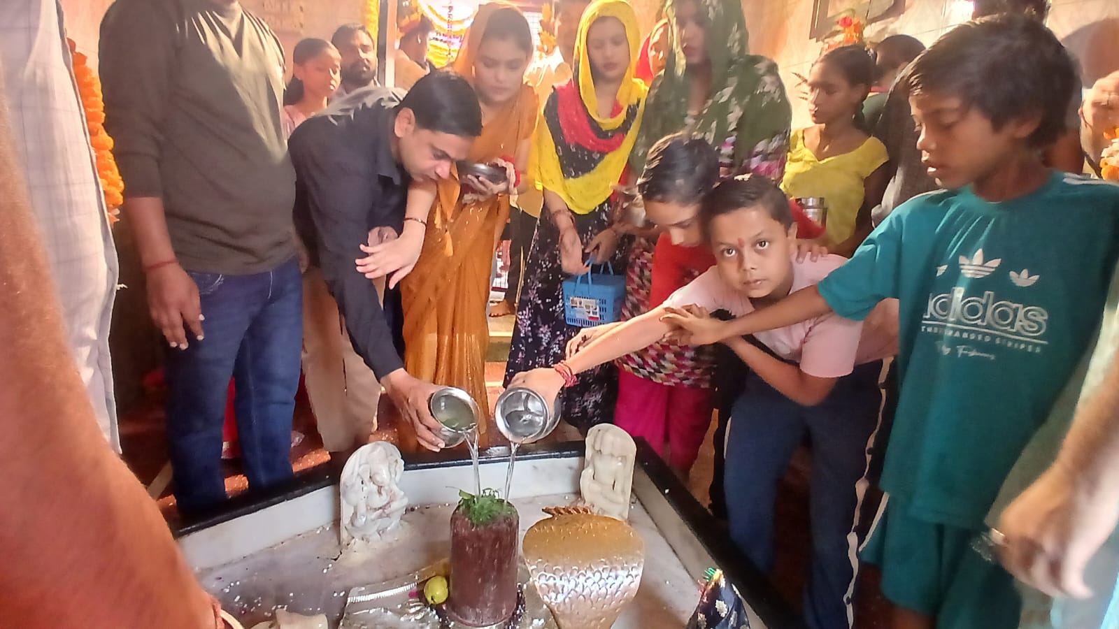 सिकंदराबाद: झारखंडेश्वर महादेव मंदिर पर कांवड़ियों ने किया जलाभिषेक, गूंज उठा "हर हर महादेव"