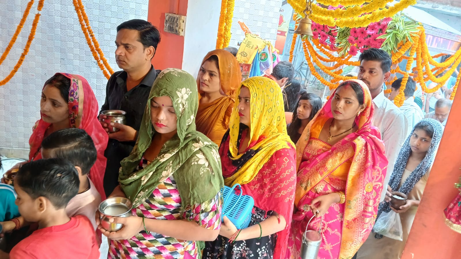 सिकंदराबाद: झारखंडेश्वर महादेव मंदिर पर कांवड़ियों ने किया जलाभिषेक, गूंज उठा "हर हर महादेव"